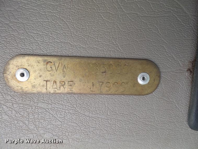 image for item K3526 2002 International 4900 truck cab and chassis