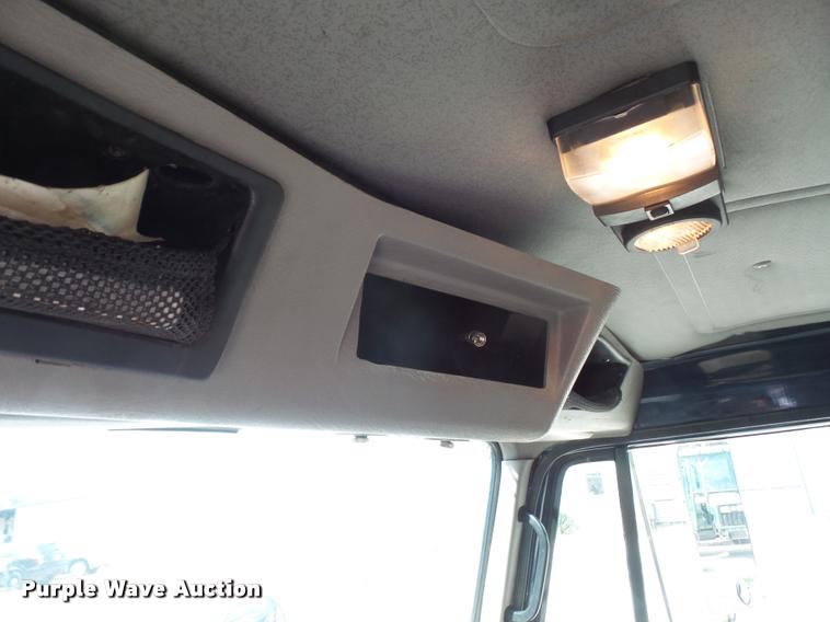 image for item K3526 2002 International 4900 truck cab and chassis