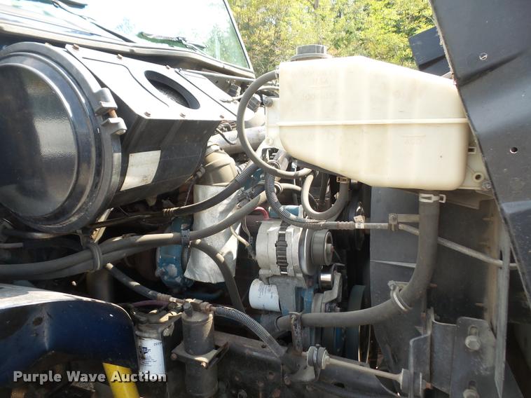 image for item K3526 2002 International 4900 truck cab and chassis