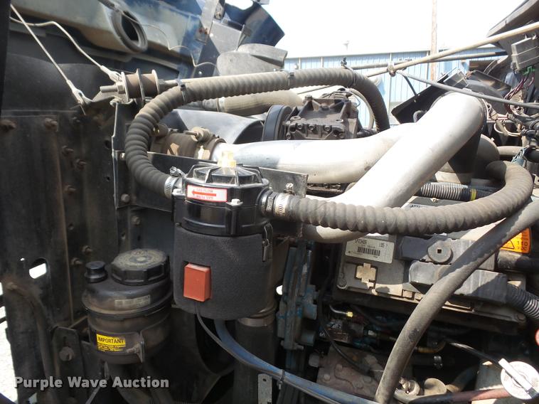 image for item K3526 2002 International 4900 truck cab and chassis