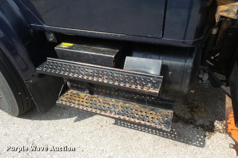 image for item K3526 2002 International 4900 truck cab and chassis