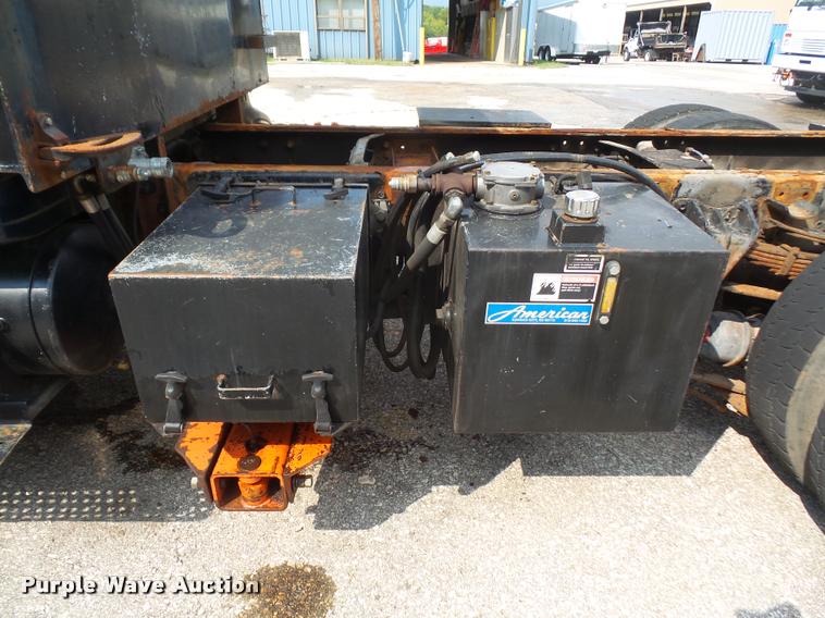 image for item K3526 2002 International 4900 truck cab and chassis