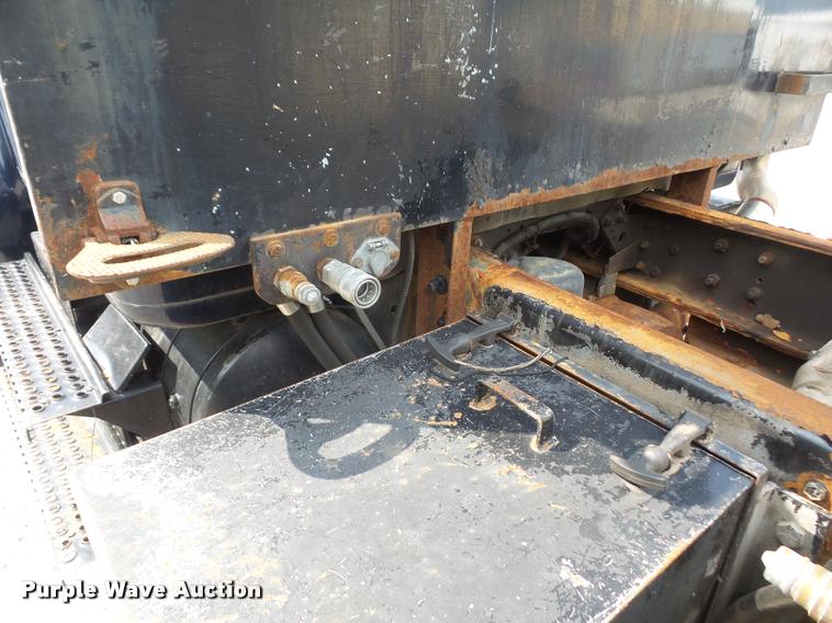 image for item K3526 2002 International 4900 truck cab and chassis