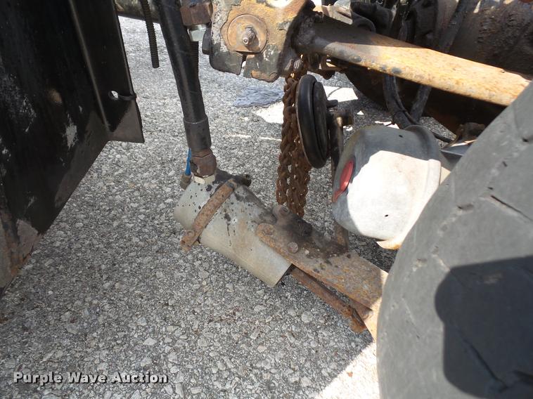 image for item K3526 2002 International 4900 truck cab and chassis