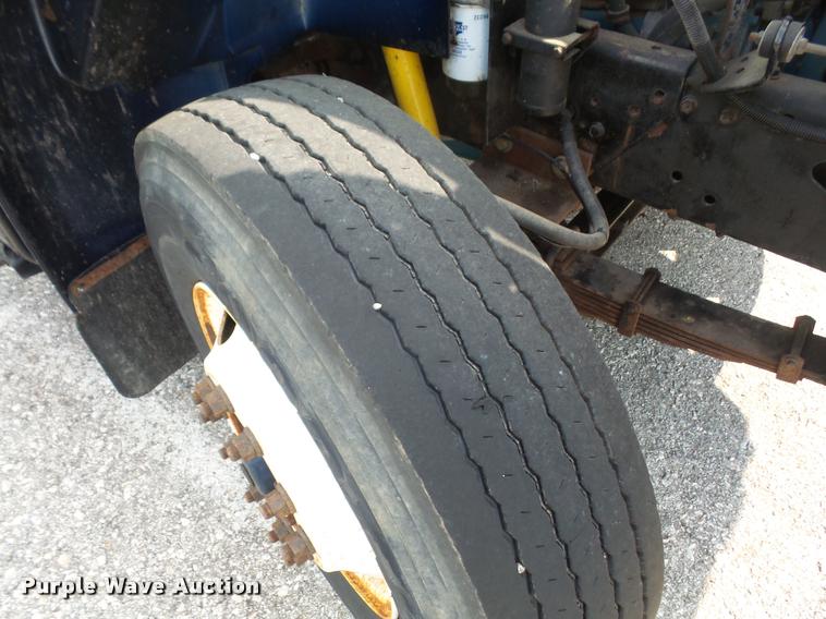 image for item K3526 2002 International 4900 truck cab and chassis