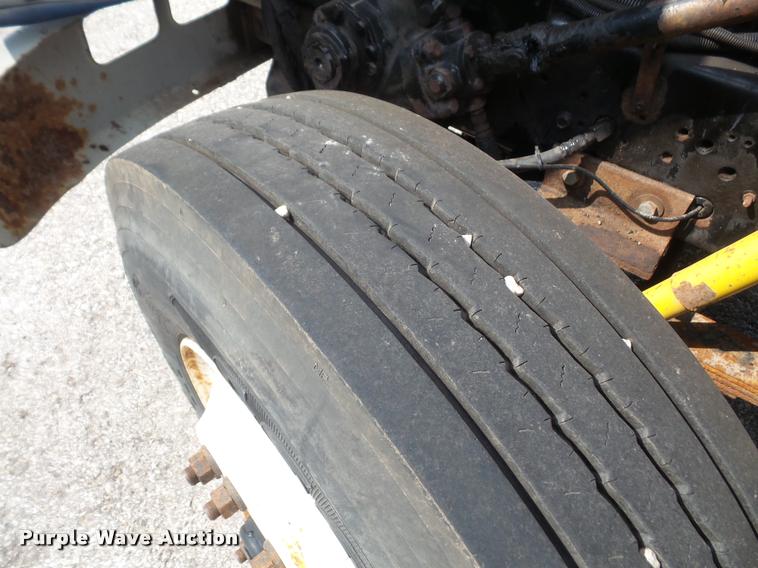 image for item K3526 2002 International 4900 truck cab and chassis