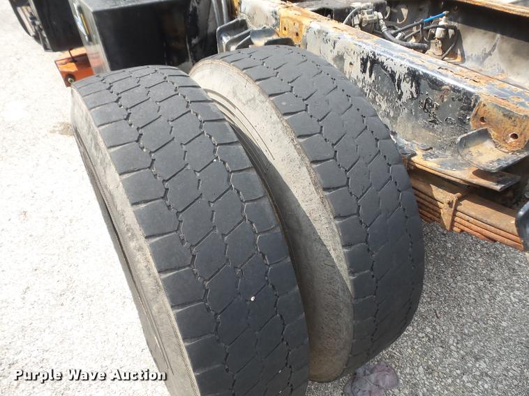 image for item K3526 2002 International 4900 truck cab and chassis