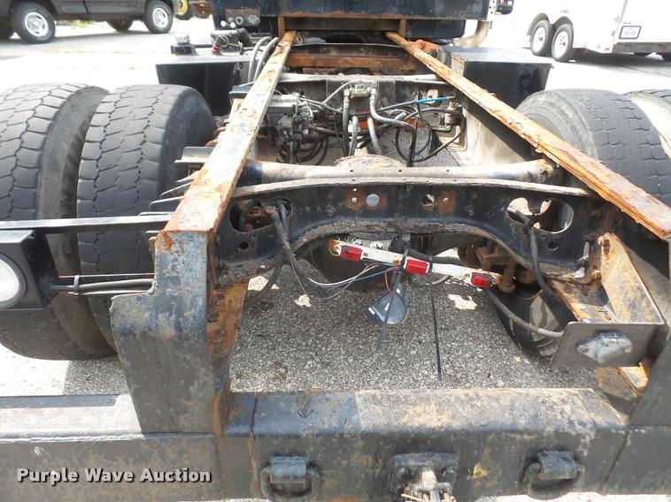 image for item K3526 2002 International 4900 truck cab and chassis