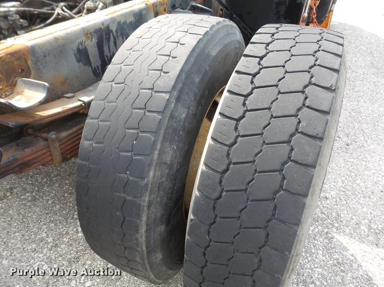 image for item K3526 2002 International 4900 truck cab and chassis