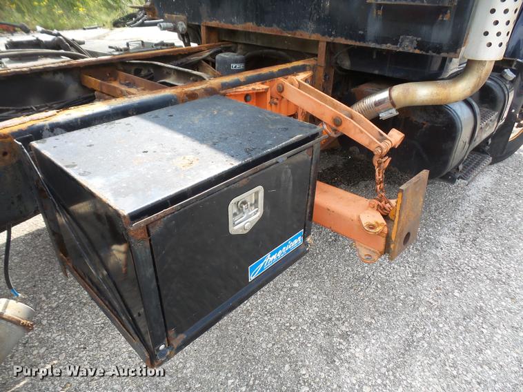 image for item K3526 2002 International 4900 truck cab and chassis