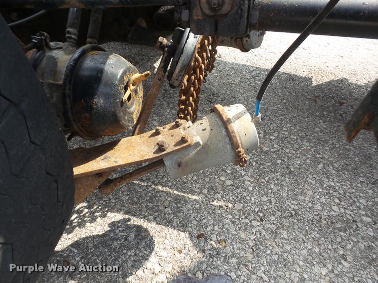 image for item K3526 2002 International 4900 truck cab and chassis