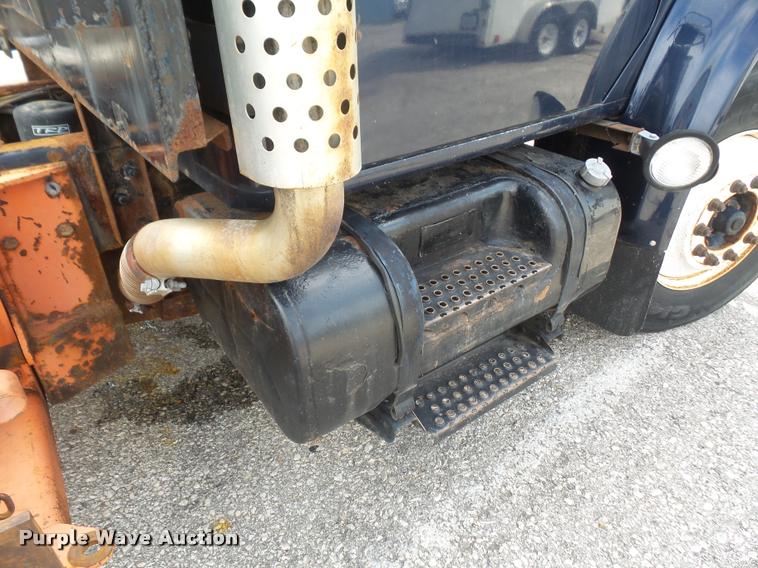 image for item K3526 2002 International 4900 truck cab and chassis