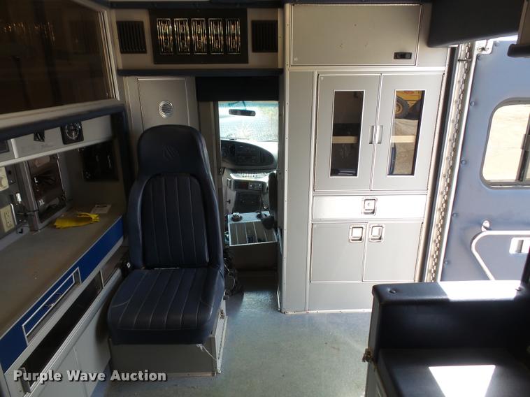 image for item K3615 1999 Ford Econoline E450 ambulance
