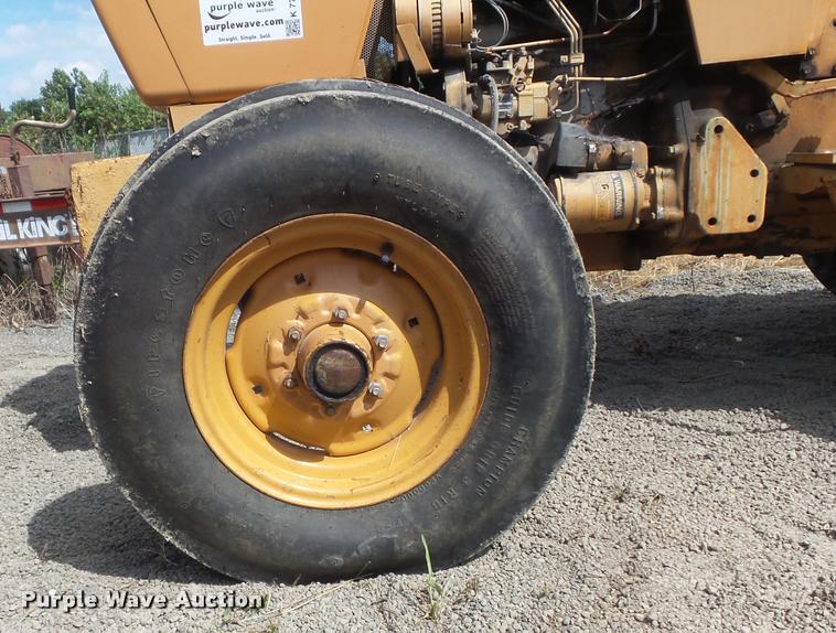 image for item K7725 Case 380B tractor