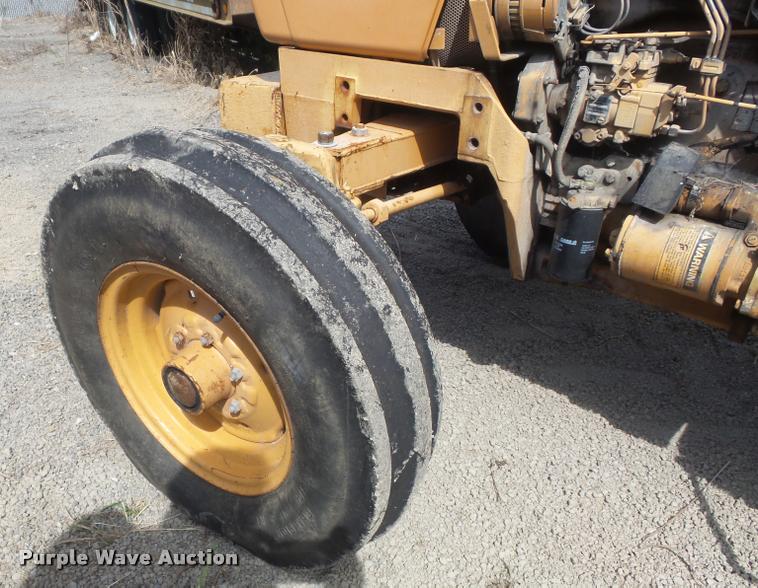 image for item K7725 Case 380B tractor