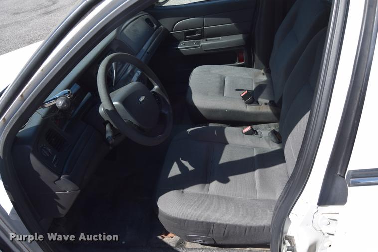 image for item L2561 2007 Ford Crown Victoria