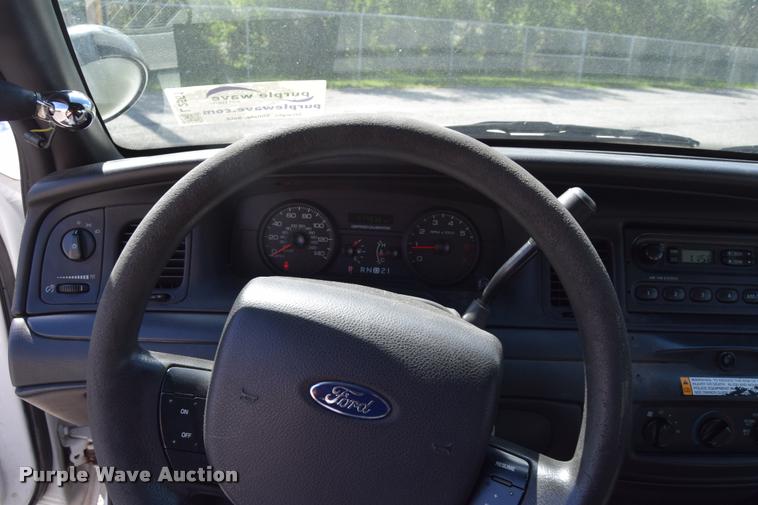 image for item L2561 2007 Ford Crown Victoria