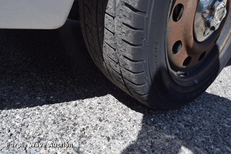 image for item L2561 2007 Ford Crown Victoria