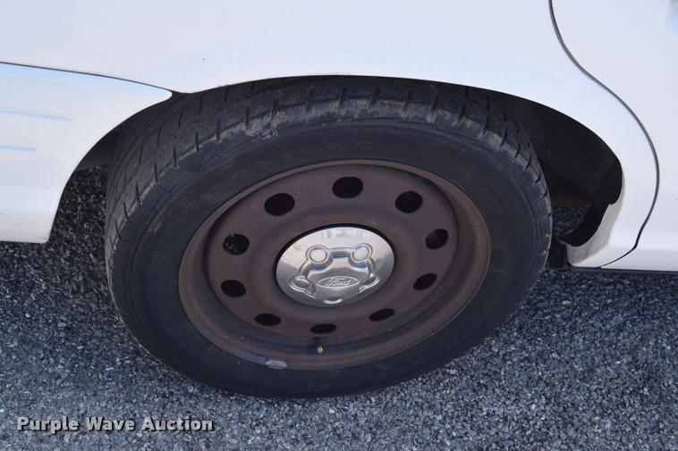 image for item L2561 2007 Ford Crown Victoria