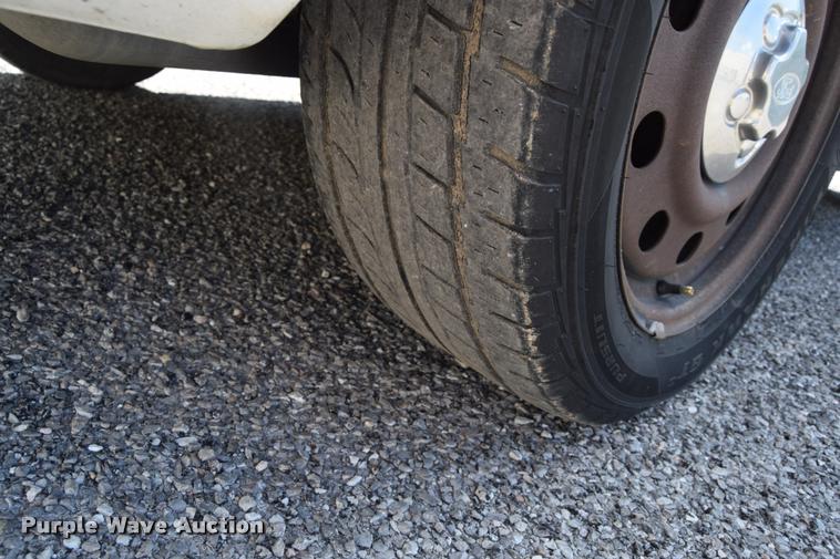 image for item L2561 2007 Ford Crown Victoria