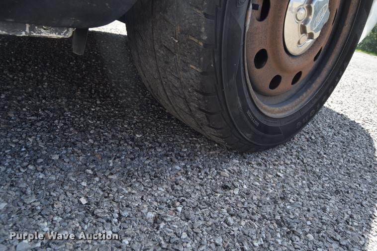 image for item L2561 2007 Ford Crown Victoria