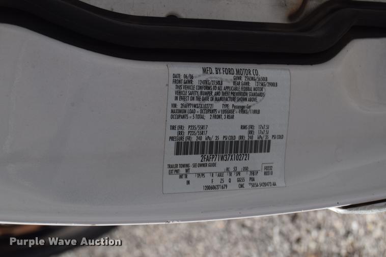 image for item L2561 2007 Ford Crown Victoria