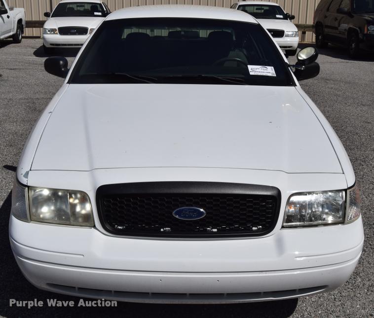 image for item L2562 2007 Ford Crown Victoria Police Interceptor