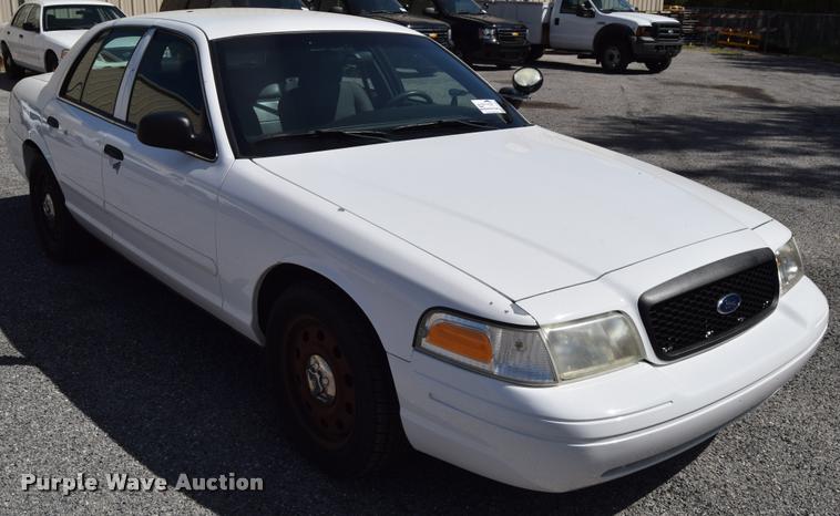 image for item L2562 2007 Ford Crown Victoria Police Interceptor