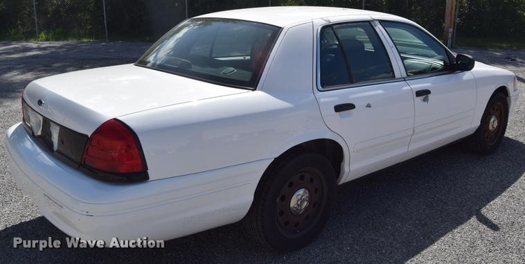 image for item L2562 2007 Ford Crown Victoria Police Interceptor