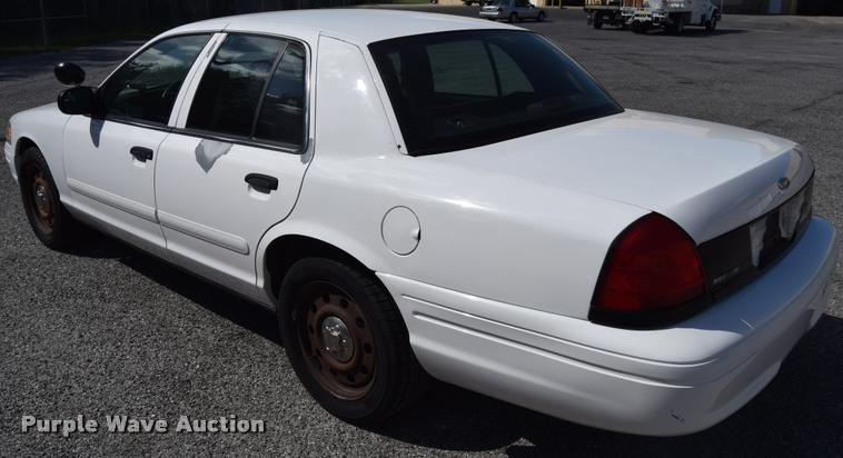 image for item L2562 2007 Ford Crown Victoria Police Interceptor