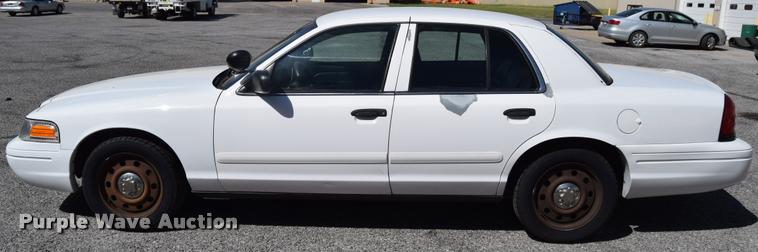 image for item L2562 2007 Ford Crown Victoria Police Interceptor