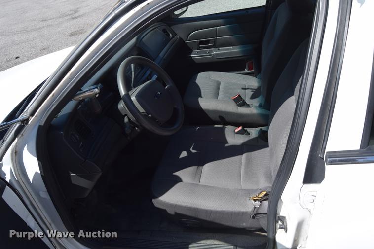 image for item L2562 2007 Ford Crown Victoria Police Interceptor