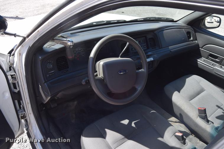 image for item L2562 2007 Ford Crown Victoria Police Interceptor