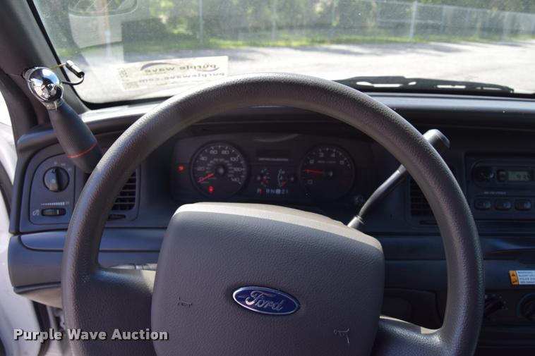 image for item L2562 2007 Ford Crown Victoria Police Interceptor