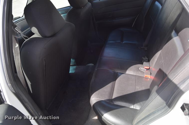 image for item L2562 2007 Ford Crown Victoria Police Interceptor