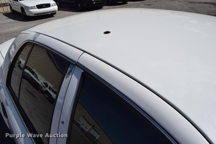 image for item L2562 2007 Ford Crown Victoria Police Interceptor