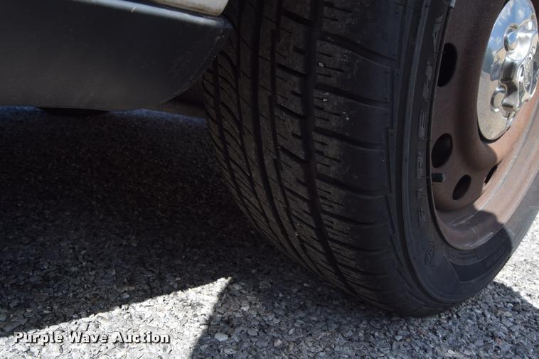 image for item L2562 2007 Ford Crown Victoria Police Interceptor