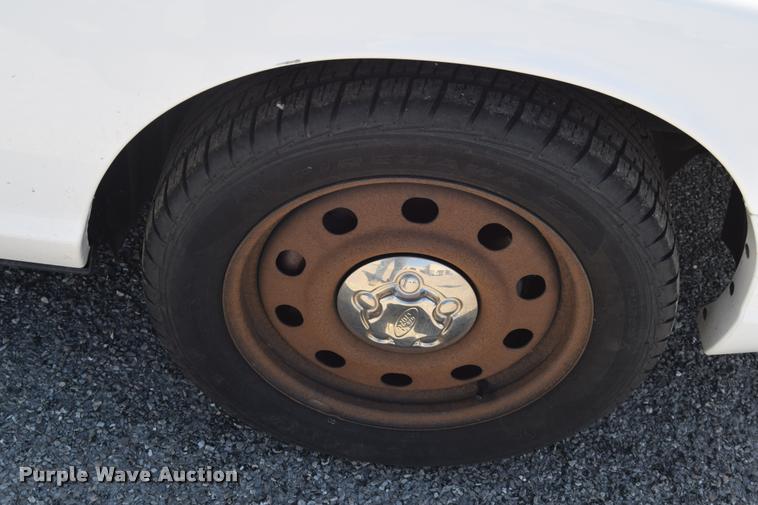 image for item L2562 2007 Ford Crown Victoria Police Interceptor