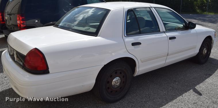 image for item L2563 2009 Ford Crown Victoria Police Interceptor