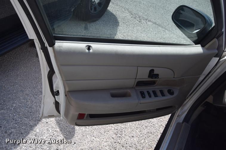 image for item L2563 2009 Ford Crown Victoria Police Interceptor