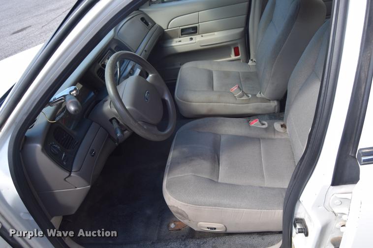 image for item L2563 2009 Ford Crown Victoria Police Interceptor