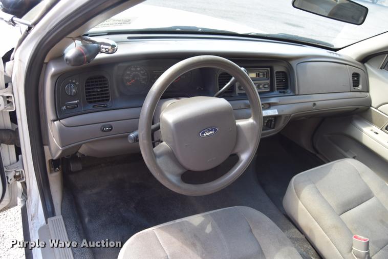 image for item L2563 2009 Ford Crown Victoria Police Interceptor