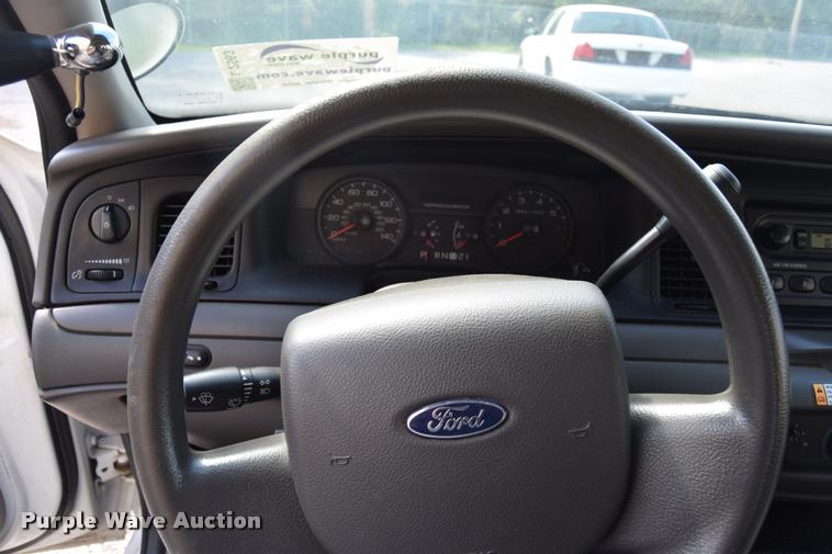 image for item L2563 2009 Ford Crown Victoria Police Interceptor