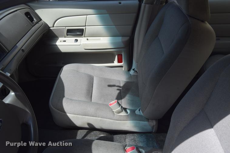image for item L2563 2009 Ford Crown Victoria Police Interceptor