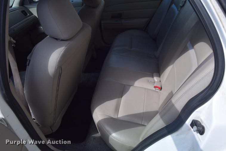 image for item L2563 2009 Ford Crown Victoria Police Interceptor