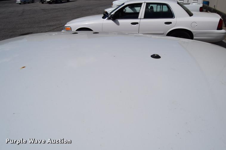 image for item L2563 2009 Ford Crown Victoria Police Interceptor