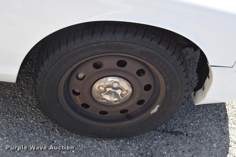 image for item L2563 2009 Ford Crown Victoria Police Interceptor