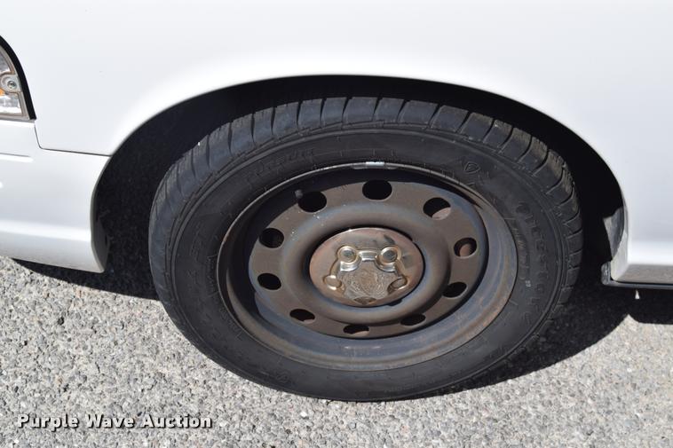 image for item L2563 2009 Ford Crown Victoria Police Interceptor