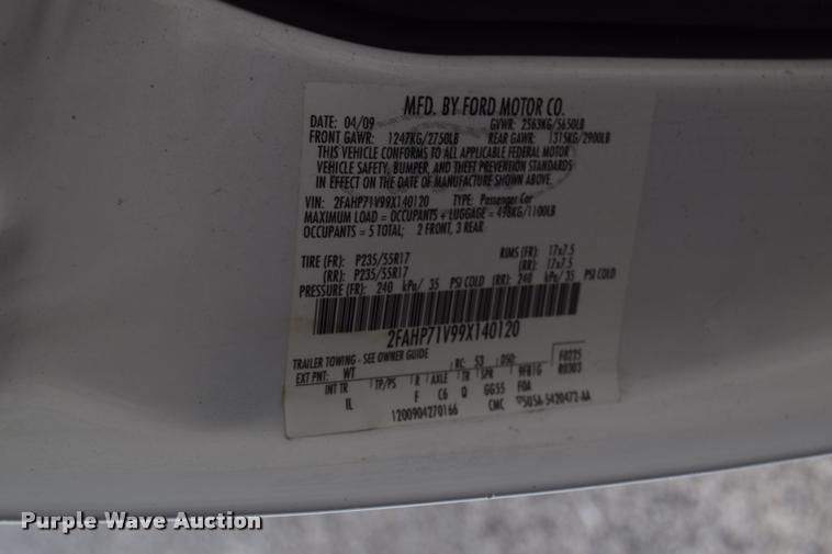 image for item L2563 2009 Ford Crown Victoria Police Interceptor