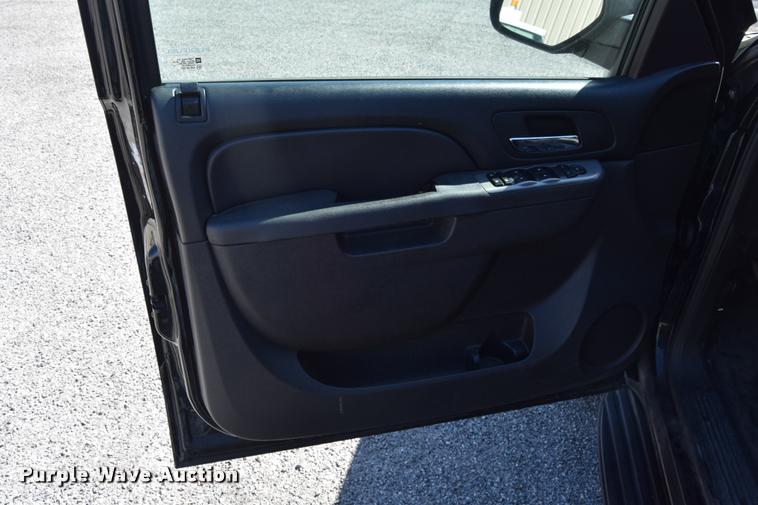 image for item L2566 2013 Chevrolet Tahoe Police SUV